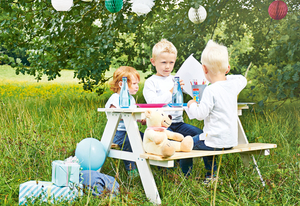 Pinolino gyerek kerti pad asztallal - játszó gyerekek